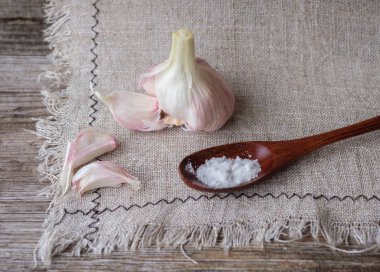 sarımsak ve tuz keten peçeteye bir kaşık