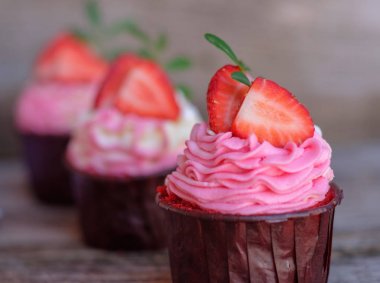 beyaz gül krema ile güzel düğün cupcakes
