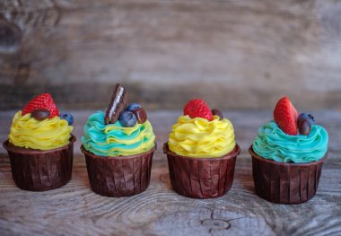 ahşap bir masa üzerinde çok renkli kek