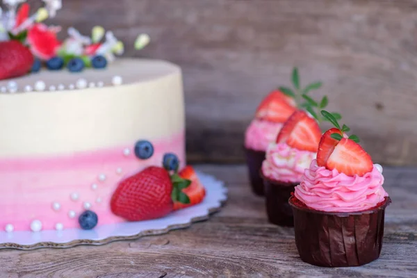 Beaux cupcakes de mariage à la crème de rose blanche — Photo