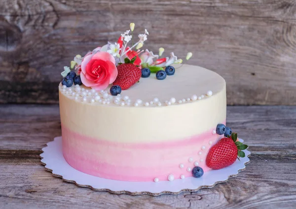 Maison mariage gâteau blanc et rose avec des fleurs — Photo