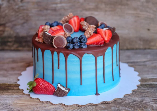 Beau gâteau fait maison avec crème bleue et glaçage au chocolat — Photo