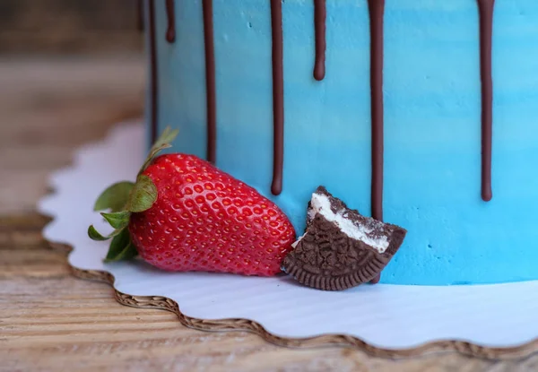 ブルー クリームとチョコレート艶出しと美しい自家製ケーキ — ストック写真