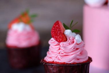 beyaz gül krema ile güzel düğün cupcakes