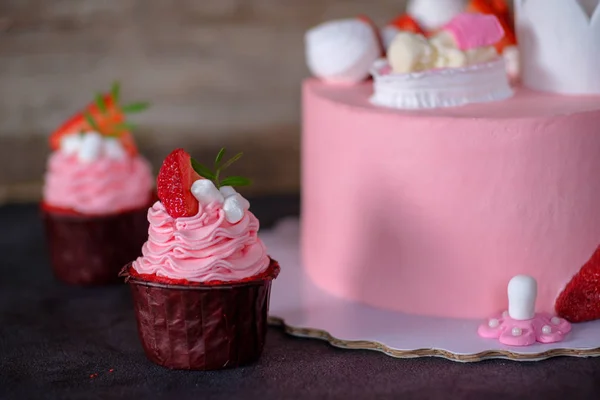 Pastel de bebé hecho en casa con figurita de bebé —  Fotos de Stock