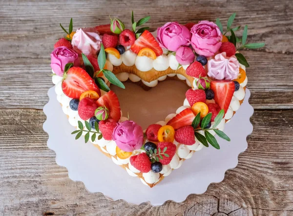 집에서 만든된 심장 모양 웨딩 케이크 — 스톡 사진