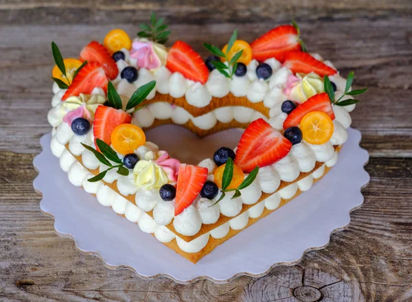 Домашний свадебный торт в форме сердца — стоковое фото