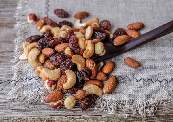 Жареные орехи кешью, фундук миндаль и темные изюм — стоковое фото