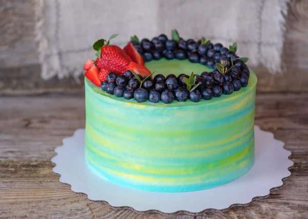 Tarta verde amarilla casera I fresas y arándanos — Foto de Stock