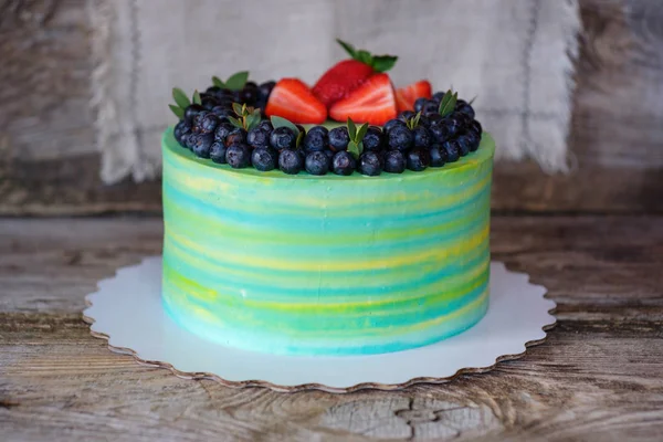 Gâteau vert jaune maison I baies fraises et bleuets — Photo