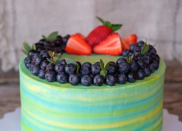 Tarta verde amarilla casera I fresas y arándanos — Foto de Stock