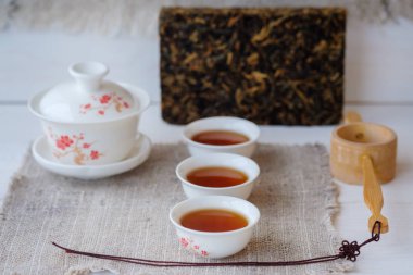 Çin kırmızı çay Dian Hong bir tuğla şeklinde