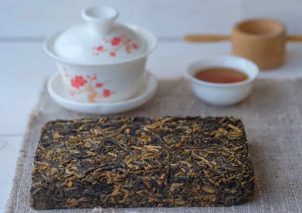 Китайский красный чай Dian Hong в форме кирпича — стоковое фото