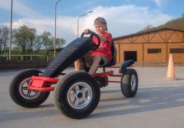 Mutlu çocuk çocuk pedallı Araba sürme