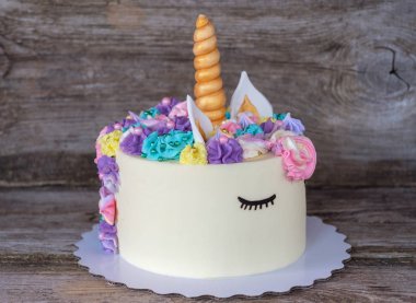 bir tek boynuzlu at şeklinde güzel ev yapımı kek