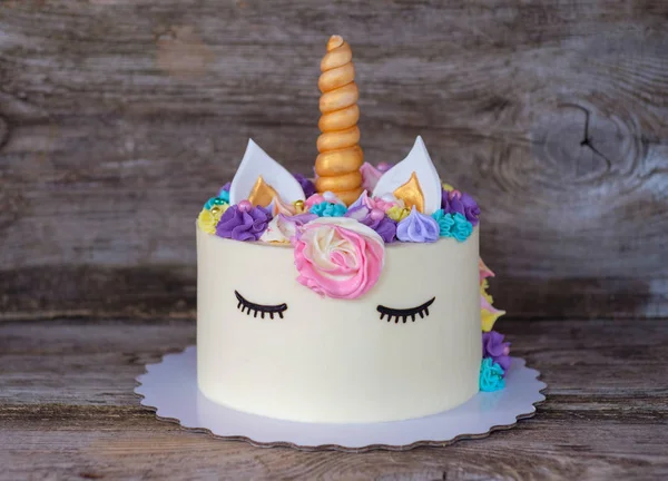 ユニコーンの形で美しい自家製ケーキ — ストック写真