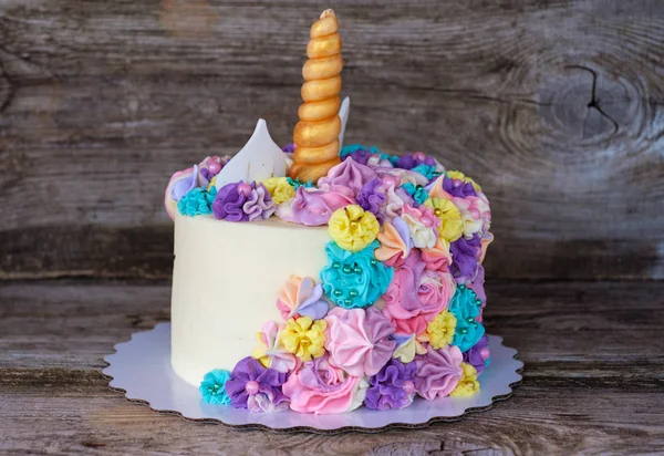 Hermoso pastel casero en forma de unicornio —  Fotos de Stock