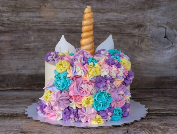 Hermoso pastel casero en forma de unicornio — Foto de Stock