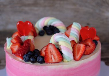 güzel ev yapımı pembe mor pasta ve kek