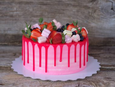 güzel ev yapımı pasta pembe ve kırmızı krem