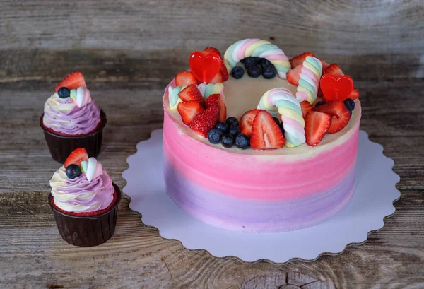 Beau gâteau violet rose fait maison et cupcakes — Photo