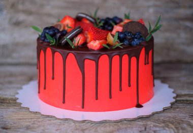 güzel ev yapımı kek krem peynir, çilek ve yaban mersini