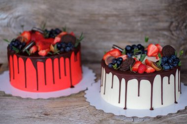 güzel ev yapımı kek krem peynir, çilek ve yaban mersini