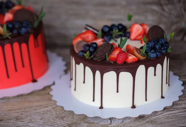Красивый домашний торт с сырными сливками, клубникой и черникой — стоковое фото