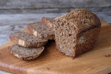 Ayçiçeği tohumları ile dilimlenmiş çavdar ekmeği