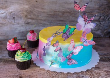 güzel ev yapımı kek kelebekler ve cupcakes