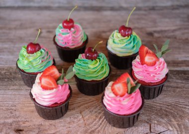 pembe ve yeşil krem ve çilek ile ev yapımı cupcakes