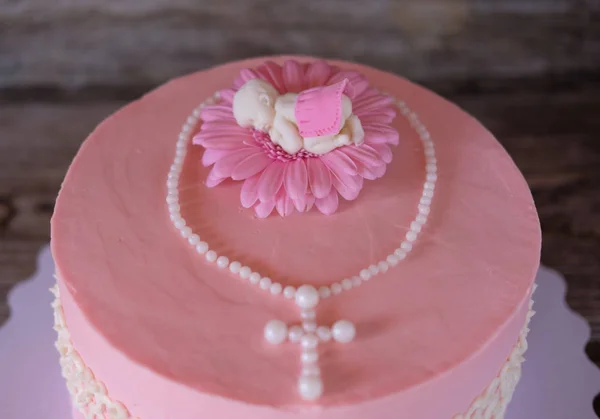 Mooie gevoelige roze cake met baby figuur — Stockfoto