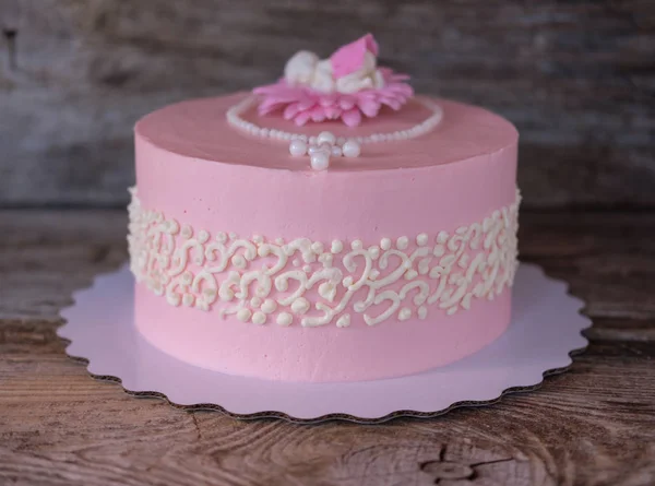 Vacker delikat rosa tårta med baby figur — Stockfoto