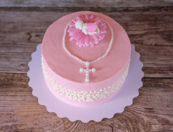 Красивый нежный розовый торт с фигуркой ребенка — стоковое фото
