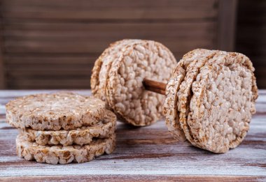 Fitness Kahvaltısı, ahşap bir masanın üzerinde kullanışlı çoklu pasaklı somunlardan oluşan bir halter şeklinde. Zindelik ve sağlık için beslenme kavramı