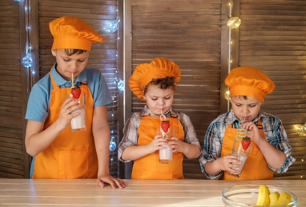 Trois Garçons Mignons Habillés Cuisiniers Boivent Milkshake Avec Des Fraises — Photo