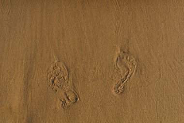 kum üzerinde ayak izleri