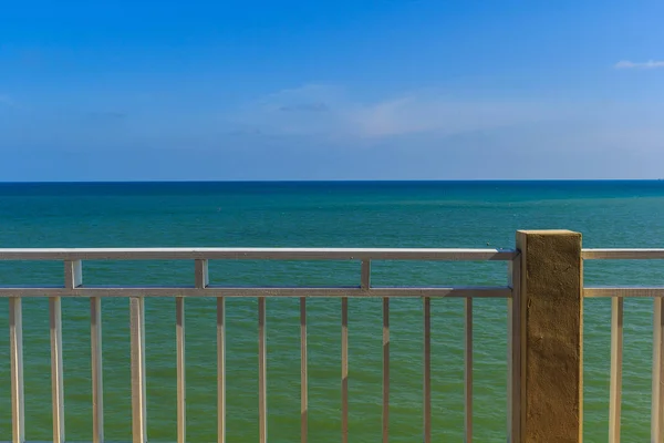 The beach has white fence — Stock Photo, Image