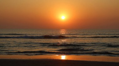 Günbatımı okyanus üzerinde. Hint sahil