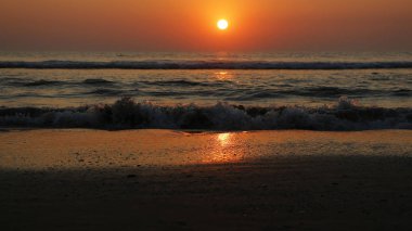Günbatımı okyanus üzerinde. Hint sahil