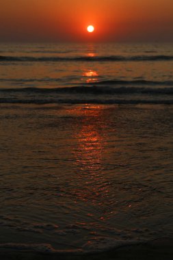 Günbatımı okyanus üzerinde. Hint sahil
