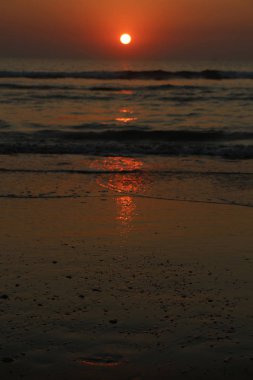 Günbatımı okyanus üzerinde. Hint sahil