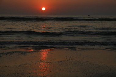 Günbatımı okyanus üzerinde. Hint sahil