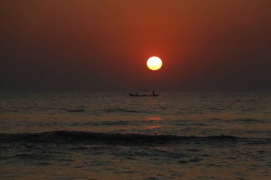 Günbatımı okyanus üzerinde. Hint sahil