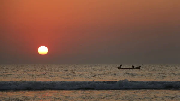 Sonnenuntergang auf dem Ozean. Indische Küste — Stockfoto