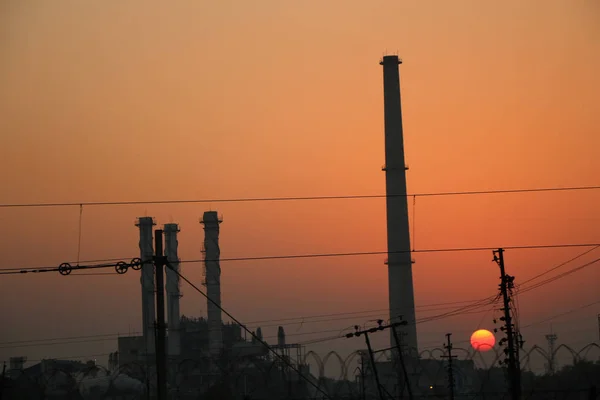 Puesta de sol en el telón de fondo de la producción india — Foto de Stock