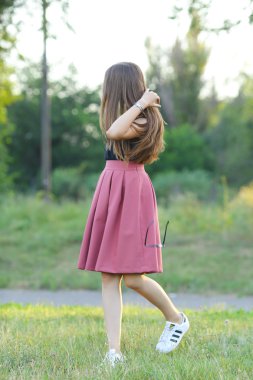 Genç güzel kız duygu zevk zevk mutluluk gösterir