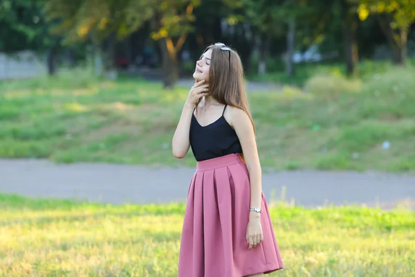 Jovem menina bonita mostra emoções prazer prazer felicidade — Fotografia de Stock