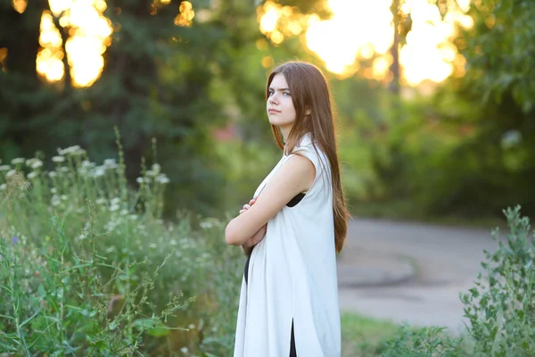 Junges Mädchen in der Natur zeigt Emotionen — Stockfoto