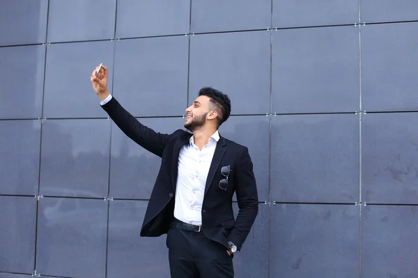 Szép Arab ember veszi selfie szúró telefon business centerben — Stock Fotó